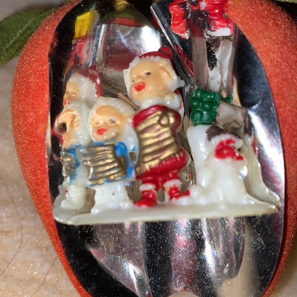 Vintage velvet apple ornament with carolers. From 50/60’s era - Picture 2 of 9